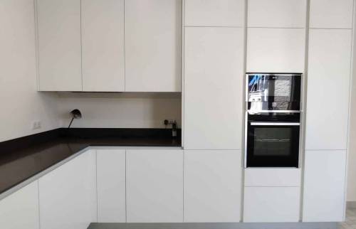 Modernité et élégance pour cette cuisine toute en laque italienne et quartz - Paris