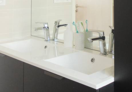 Salle de bains noire et blanche dans une maison de l’ouest lyonnais