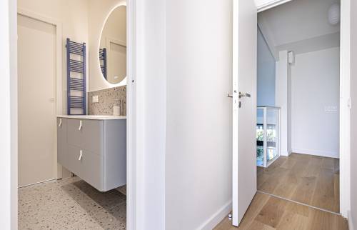 Vue salle de bains et chambre