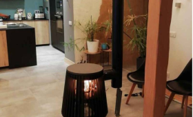Un poêle à bois performant pour chauffer une grande pièce de vie de plus de 80 m² dans une maison rénovée à Voiron.