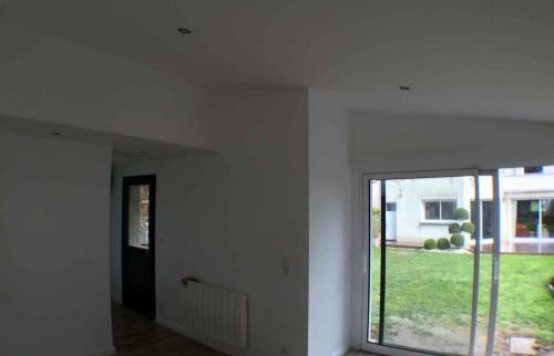 Salon avec carrelage imitation parquet Tendances Sols - Nantes