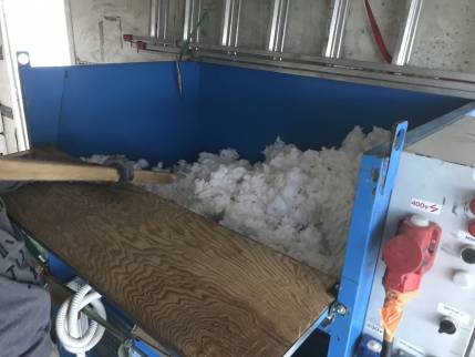 Soufflage de laine dans les combles