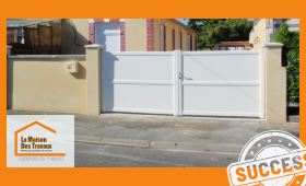 Installation d’un portail battant en PVC blanc à Vesoul : élégance, sécurité et durabilité pour sublimer l’entrée d’une maison.