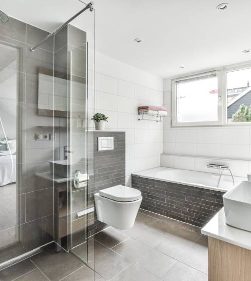 Rénovation d'une salle-de-bain grise dans un appartement à Biarritz