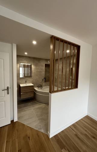 La salle de bain d'une suite parentale