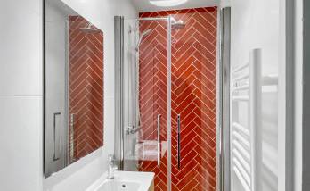 Vue d'ensemble de la nouvelle salle de bain moderne à Saint-Cloud.