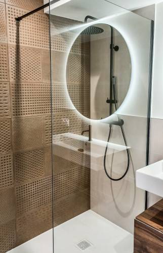 Paroi de douche et colonne de douche