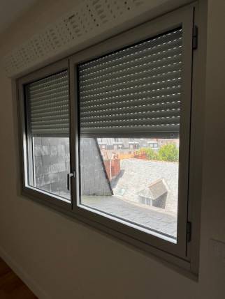 Fenêtre coulissante et volet roulant électrique en aluminium posés lors d'une rénovation d'appartement - Nantes 44