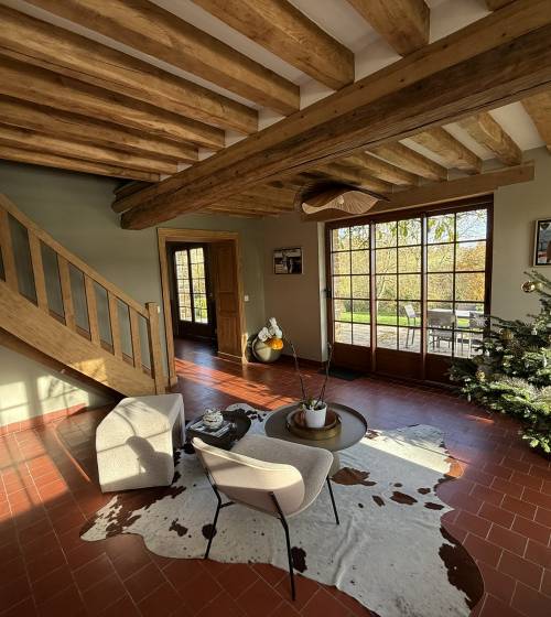 Baie vitrée dans le salon donnant sur le jardin