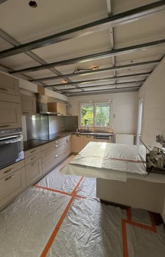 Rénovation de maison près de Vigneux-de-Bretagne : isolation sous toiture, VMC, PAC air/air et peinture pour un meilleur confort cuisine en travaux