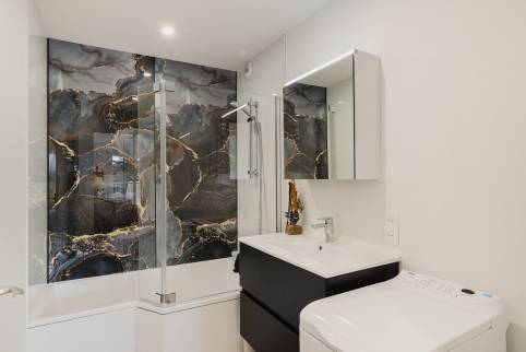 Grande douche avec décor marbré noir et doré