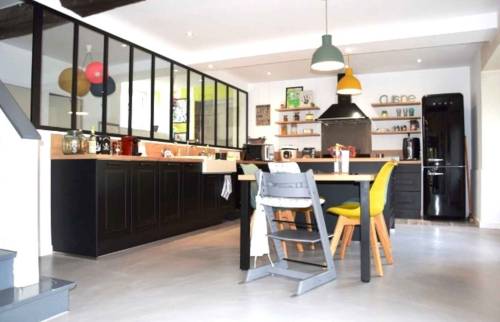 Cuisine avec plafond leds encastrés et verrière mitoyenne salon - Meaux -