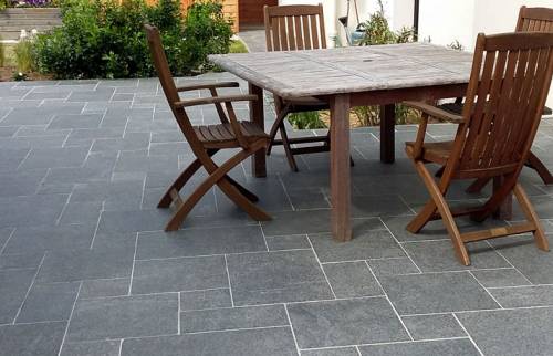 Terrasse dalle en granit gris moucheté après imperméabilisation - Pleyben (29190)