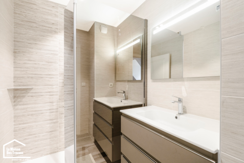 Paroi de douche en miroir