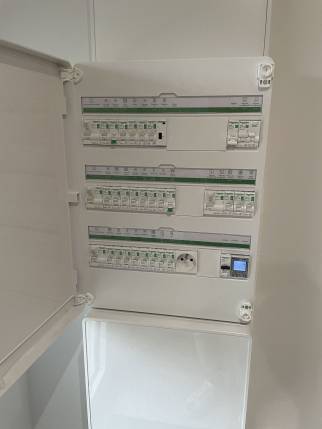 Installation d'un tableau électrique à 3 rangées lors d'une mise aux normes - Viriville 38980