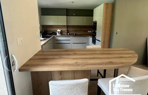 Installation îlot central en bois clair