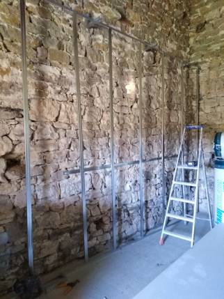 Travaux de rénovation intérieure avec pose des rails à placo sur murs en pierre - Poncin 01
