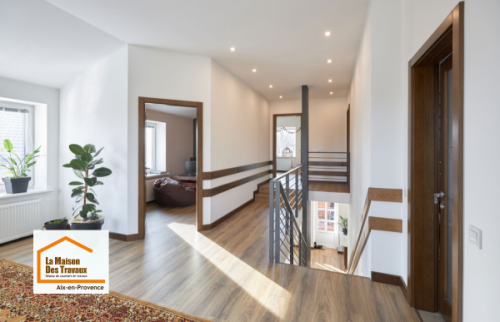 Pose d’un parquet sur l’ensemble de l’étage d’une maison à Aix-en-Provence. Une rénovation intérieure qui harmonise les volumes, améliore la circulation et modernise les espaces de vie.
