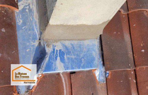 Détail de la reprise des abergements en zinc autour de la cheminée, une étape essentielle pour garantir l’étanchéité de cette toiture rénovée à Montayral (47500).