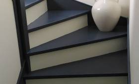Escalier rénové en deux teintes