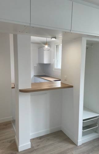 meuble sur mesure autour d'une ouverture sur la cuisine