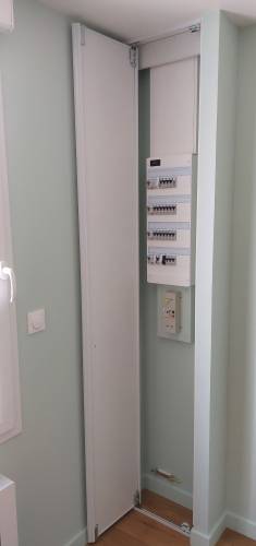 Tableau électrique neuf dans un placard sur mesure suite aménagement d'un garage en chambre à Trégueux