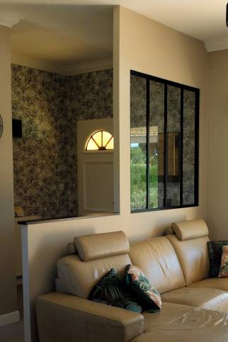 Verrière contemporaine pour créer un sas d'entrée, maison située à Curis au Mont D'or (69250)