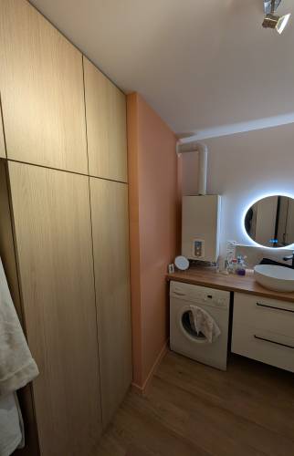 Placard sur mesure terminé – rangement fonctionnel et design dans la salle d’eau