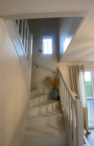 Vue de la cage d'escalier rénovée dans cette maison à Craponne 69290