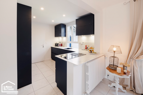 Cuisine équipée aux façades bleu nuit