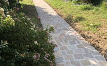 Réalisation d'une allée de jardin en pavés de rue