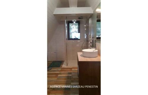 CREATIONS D'UNE SALLE DE BAINS DANS DES COMBLE A PENESTIN 56760 PAR LA MAISON DES TRAVAUX VANNES SARZEAU PENESTIN