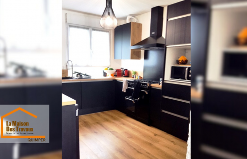 Cuisine rénovée à Quimper avec mobilier contemporain, plan de travail bois et agencement optimisé pour un confort quotidien et une meilleure circulation.