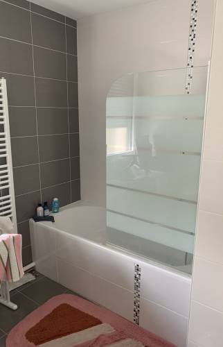 ancienne baignoire avant projet de rénovation de salle de bain