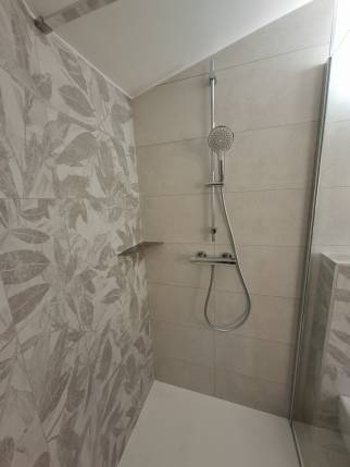 Rénovation de salle de bain avec douche aménagée en sous pente - Meximieux 01800