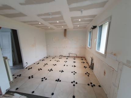 Pose du sol lors de la rénovation cuisine à Bruz