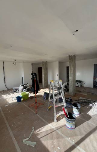 Chantier de rénovation d'intérieur en cours à Écully (69130) avant l'installation du mobilier et des menuiseries sur mesure