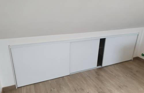 Création de rangements sous-pente dans une maison rénovée