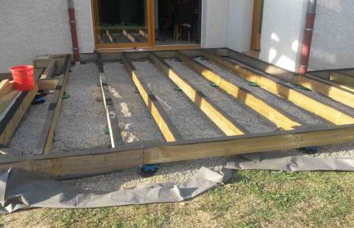 Application d'une arase goudronnée sur la structure