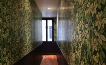 Peinture des boiseries et pose de papier-peint dans un appartement près de Boulogne-Billancourt