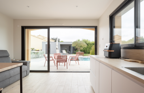 Extension de maison de 25 m² au Bignon - pièce pour les amis vue vers l'extérieur 