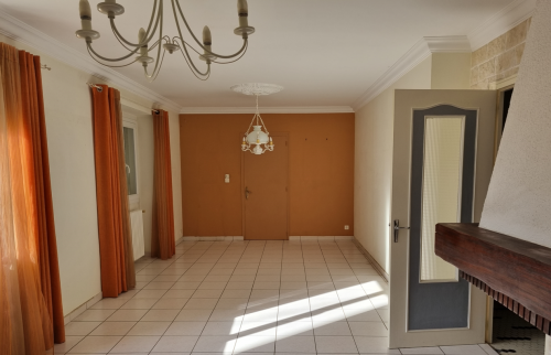 Vue d'ensemble de la pièce de vie avant travaux