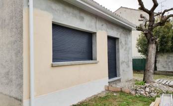 Rénovation de façade avec résine projetée 2 tons et pose de volets roulants motorisés - Magny-en-Vexin (95)