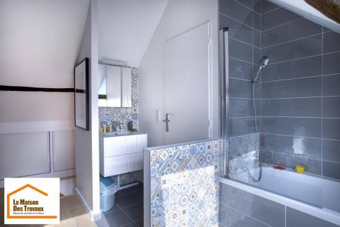 Salle de bain de la suite parentale sous comble (Brunoy 91800)