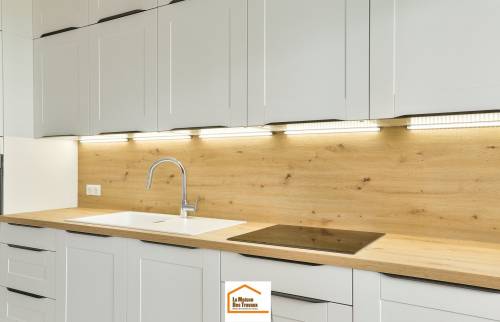 Cuisine rénovée avec crédence en bois