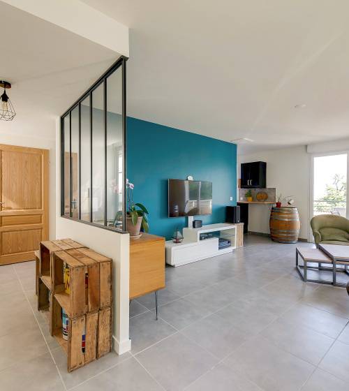 Entrée avec verrière d'intérieur sur mesure pour accès au salon salle à manger maison plain-pied à Chateaulin (29150)
