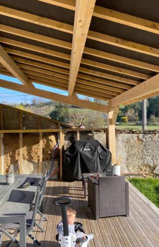 Avant travaux : espace sous terrasse couvert destiné à accueillir une cuisine d'été fonctionnelle et conviviale.