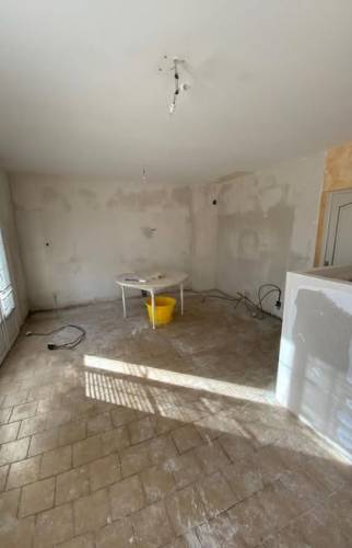 Vue de la cuisine pendant la rénovation à Bain-de-Bretagne