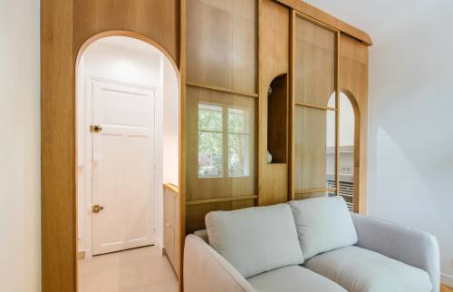 Studio moderne et fonctionnel avec des solutions de rangement pratiques