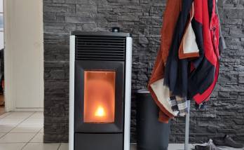 Poêle à bois positionné dans la pièce de vie